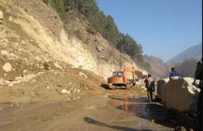 पहाड़ की अवैध कटिंग